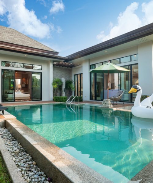 Luxury,Swimming,Pool,In,Tropical,Garden,Pool,Villa,Feature,Floating